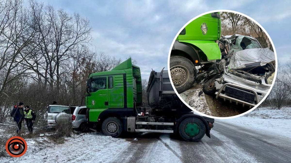 На Київщині сталася смертельна ДТП: позашляховик Toyota влетів під фуру