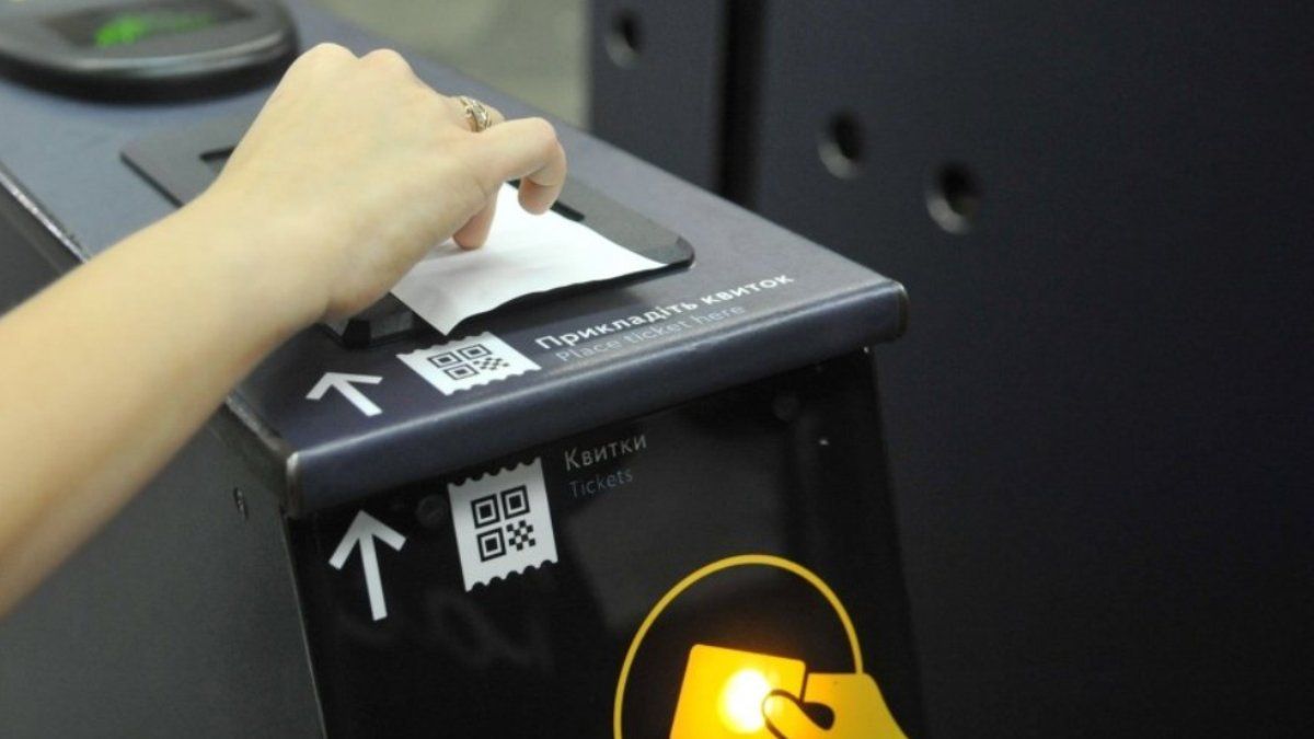 У Києві призупинили продаж паперових QR-квитків у метрополітені