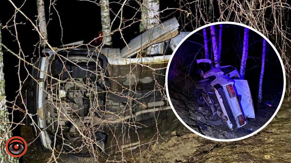 На Київщині ВАЗ вилетів з дороги та зупинився у дереві: загинув неповнолітній хлопець