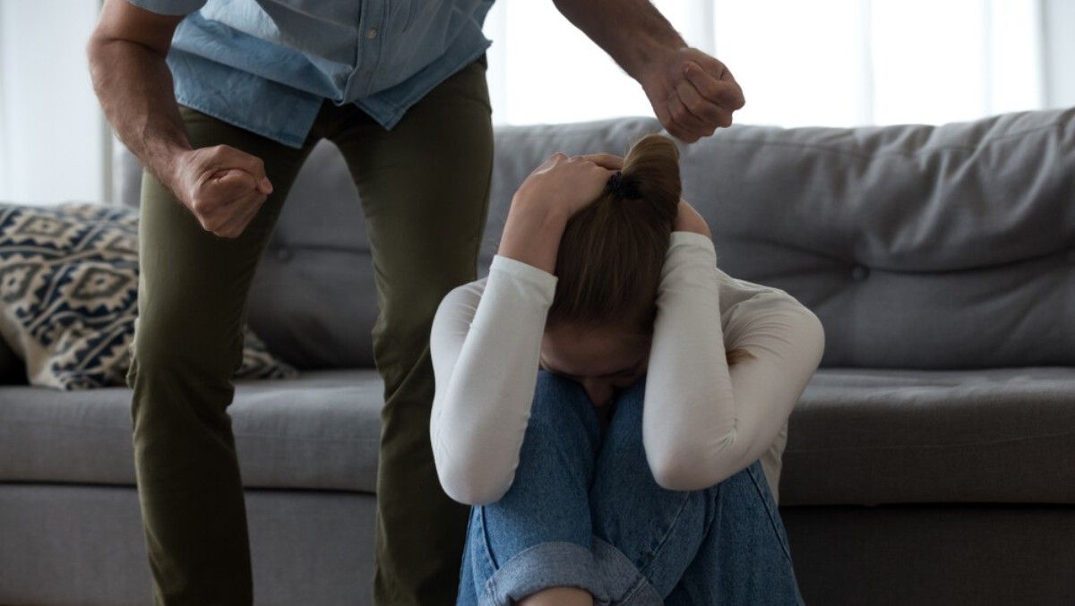 У Києві збільшилась кількість дзвінків на лінію довіри з повідомленнями про домашнє насильство: куди звертатись по допомогу