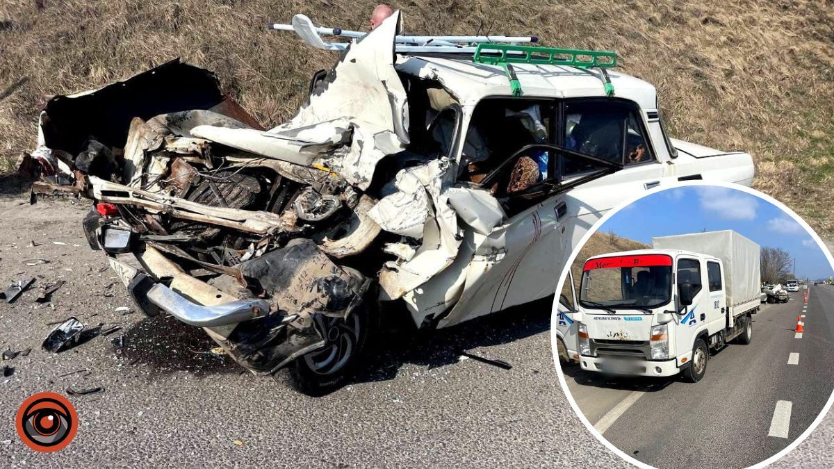 На Київщині легковик влетів в припарковане на узбіччі авто комунальників