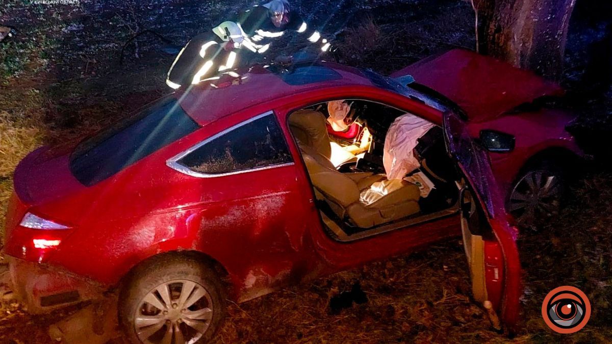 На Київщині Honda влетіла в дерево: один пасажир загинув, а водія вирізали рятувальники