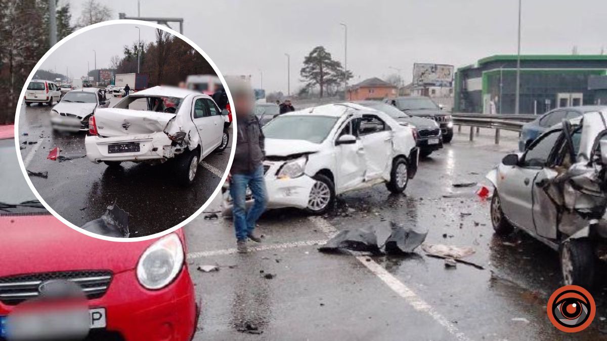 На трасі “Київ – Чоп” водій автобуса з пасажирами влаштував ДТП з 9 автомобілями