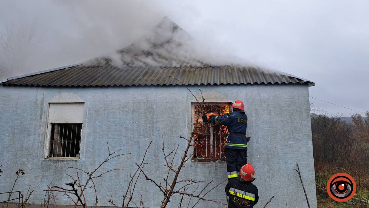 На Київщині під час пожежі з будинку врятували власницю: жінку госпіталізували з отруєнням чадним газом