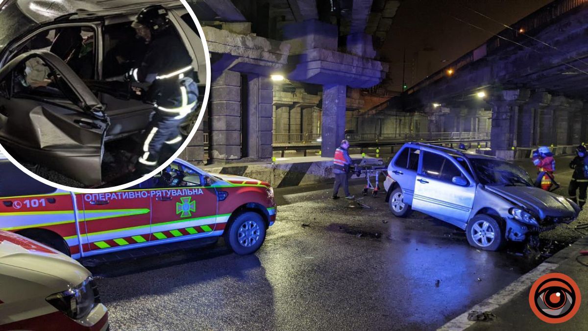 У Києві на Берестейській сталася ДТП: водія Mercedes діставали рятувальники