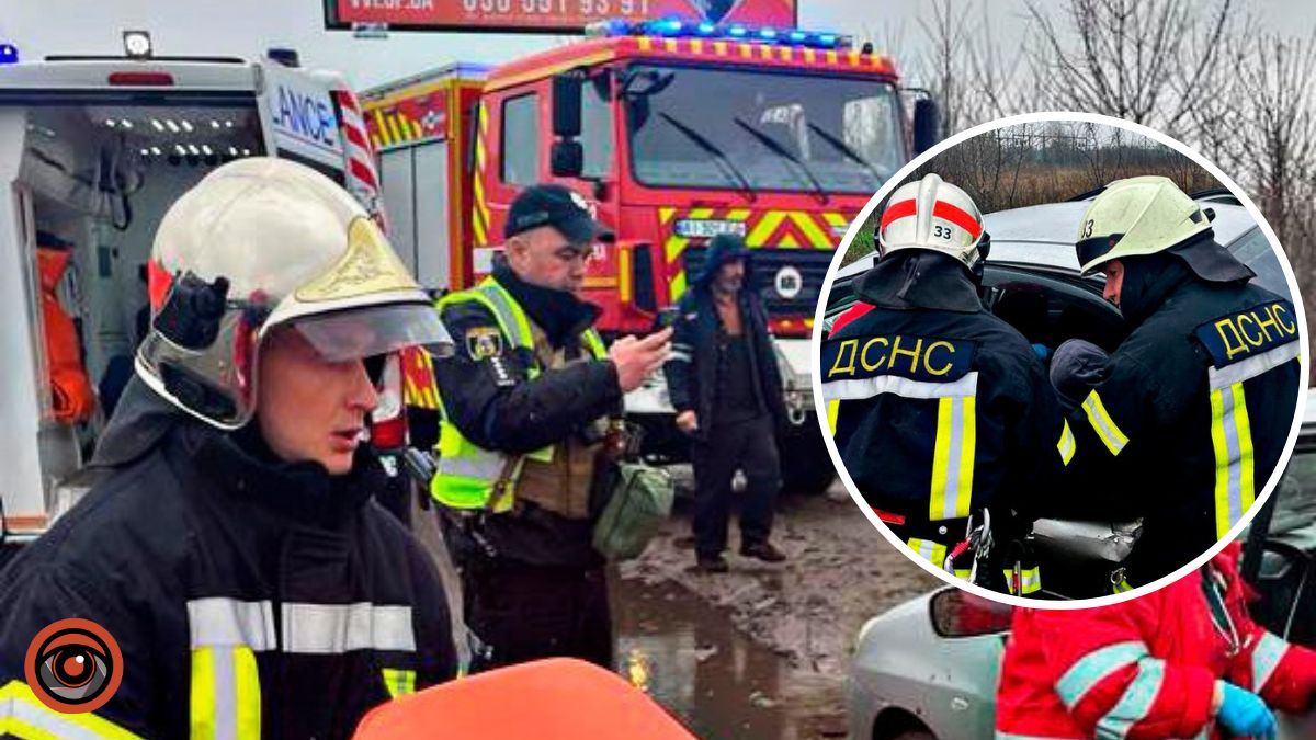 На Київщині зіштовхнулись «Audi» та «Suzuki»: в одному з авто затисло жінку