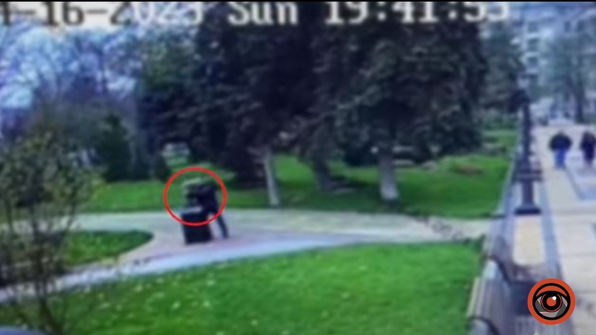 У Києві чоловік зірвав мініскульптуру Архістратига Михаїла і намагався викрасти її з парку «Володимирська гірка»