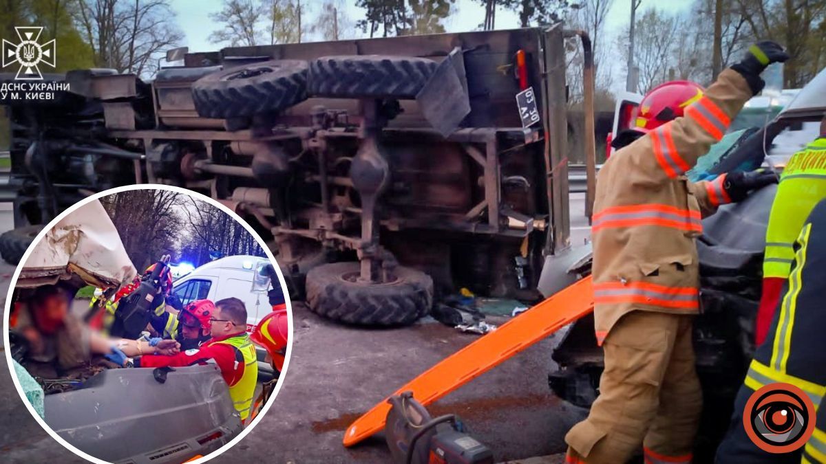 У Києві мікроавтобус з пасажирами зіштовхнувся з вантажівкою: зажатого у кабіні водія діставали рятувальники