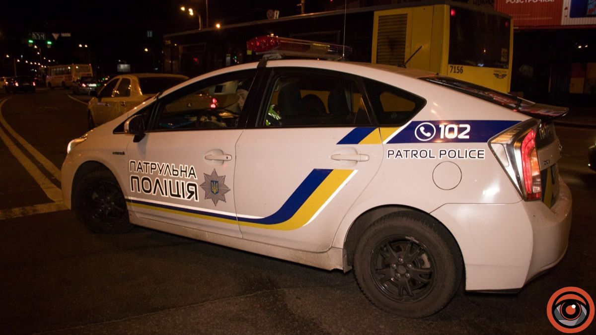 У Києві водій Daewoo Lanos, якого зупинили копи, збив патрульного та втік з місця події