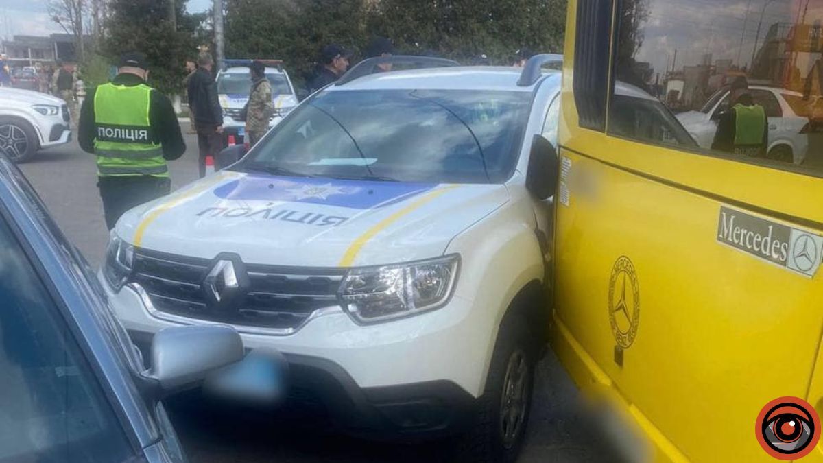На Київщині автобус врізався в поліцейське авто: є постраждалі