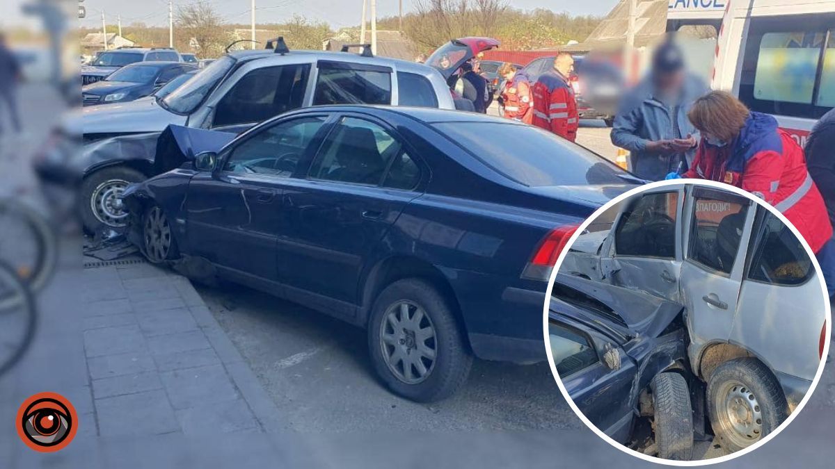 На Київщині зіштовхнулись п’ять автівок: постраждали діти