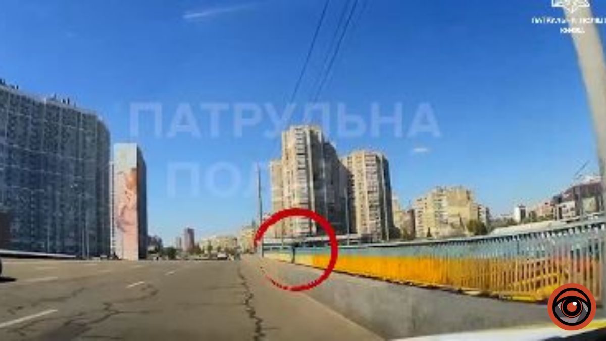 У Києві чоловік намагався зістрибнути зі шляхопроводу на дорогу