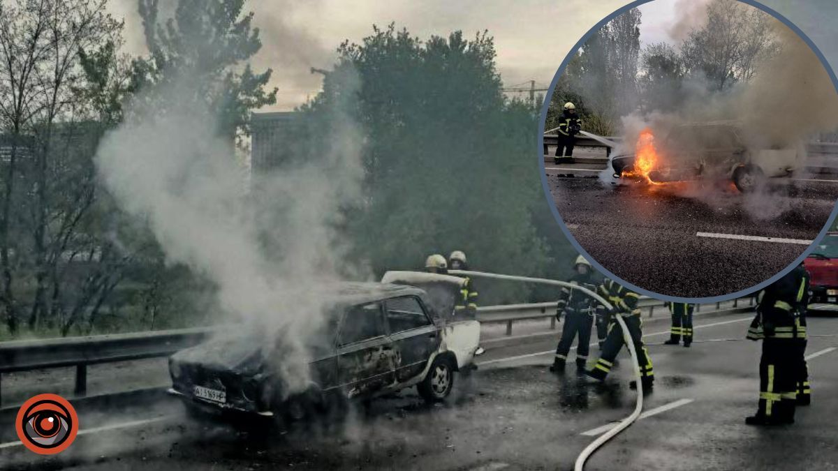 У Києві на Дарницькому мосту згорів автомобіль