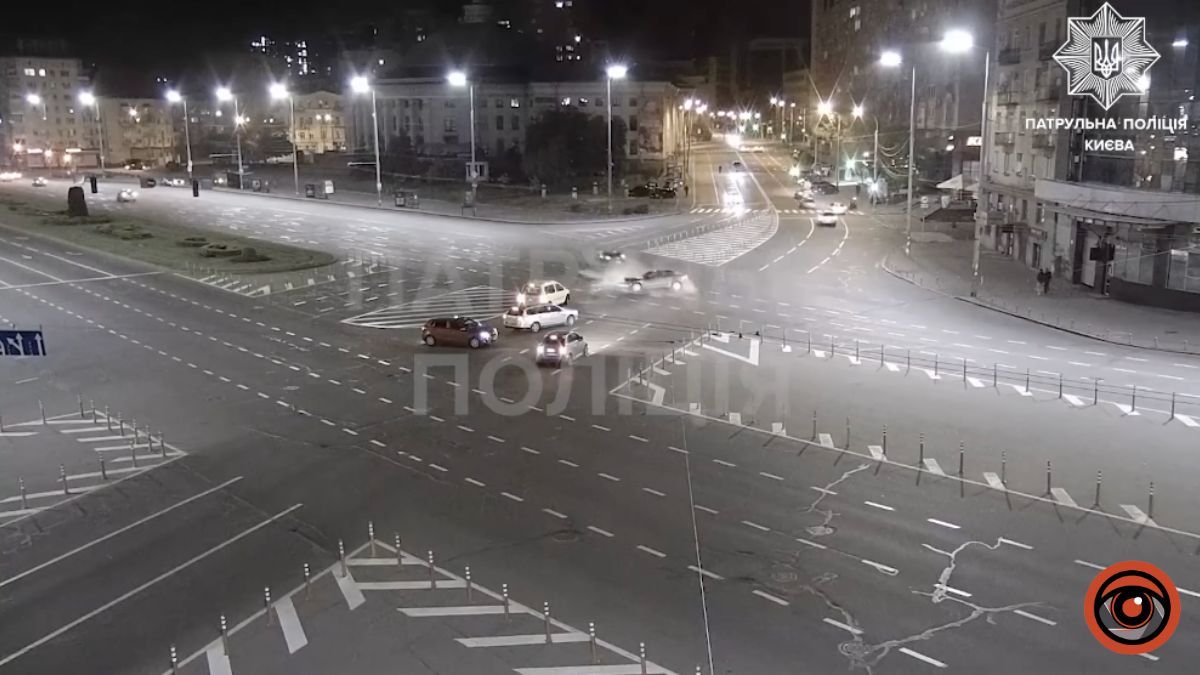 У Києві на Галицькій площі зіштовхнулись Renault та Infiniti: відео моменту ДТП