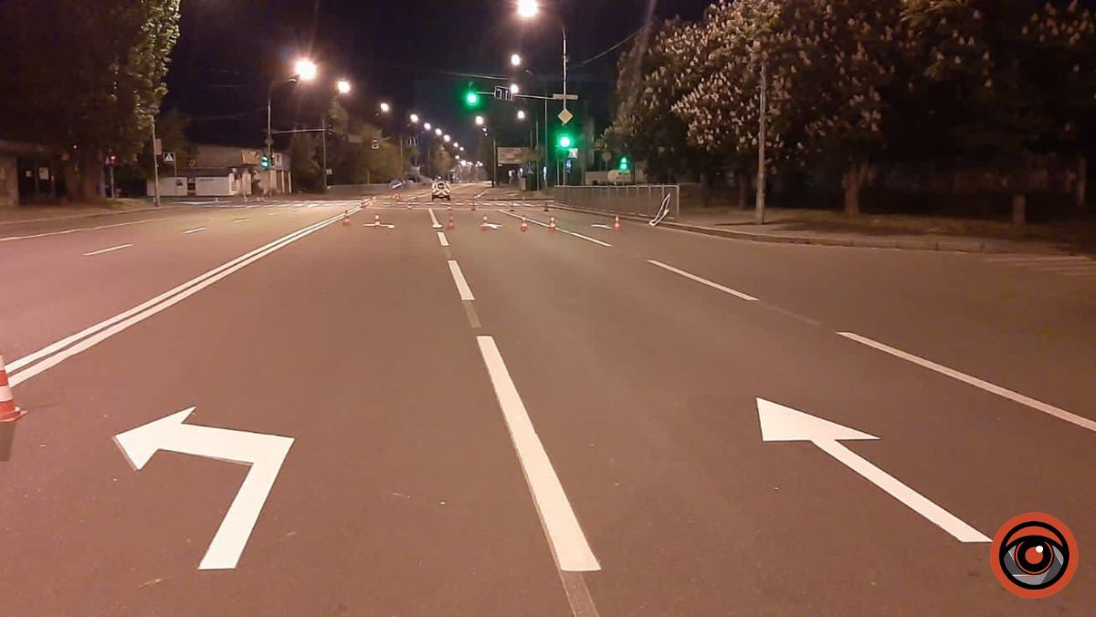У Києві у всіх районах поновлюють дорожню розмітку: де триває нанесення