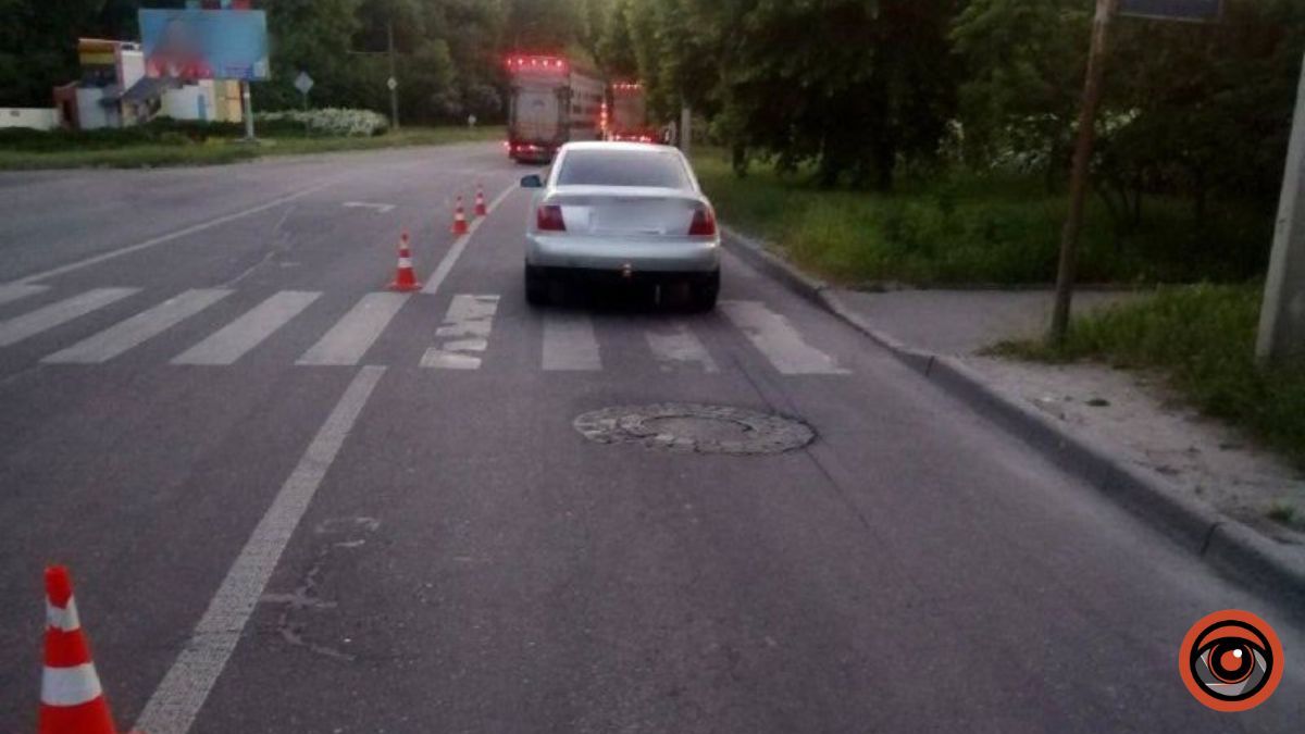 На Київщині водій Audi наїхав на 19-річну дівчину