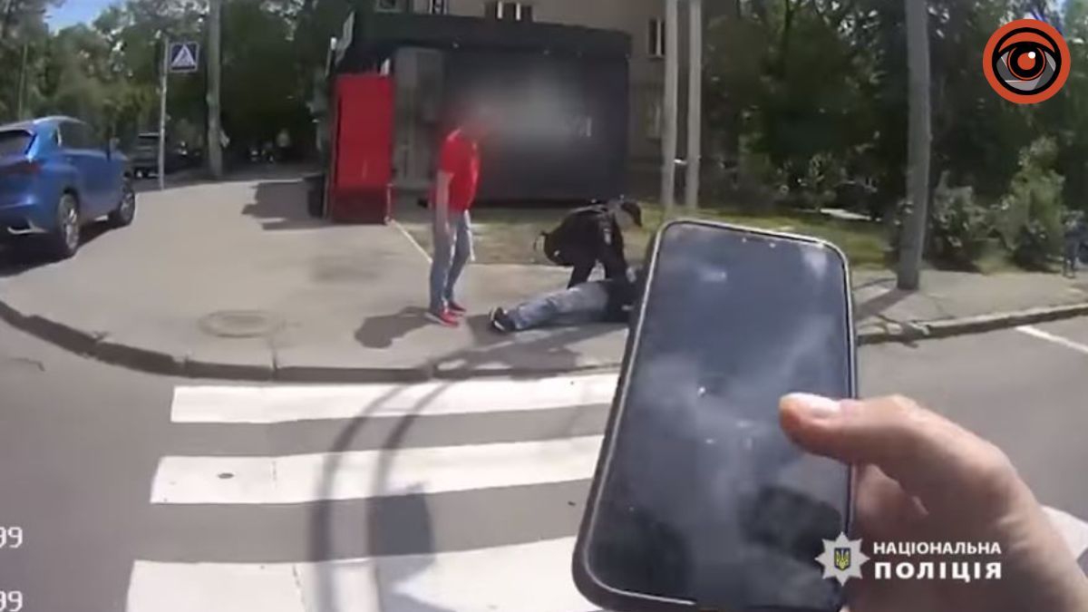 У Києві посеред вулиці чоловіку стало зле:  життя перехожому врятували поліцейські