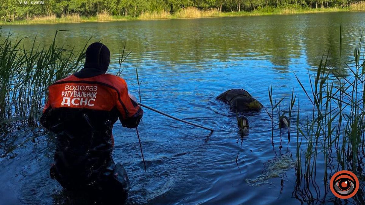 У Києві з озера дістали тіло чоловіка