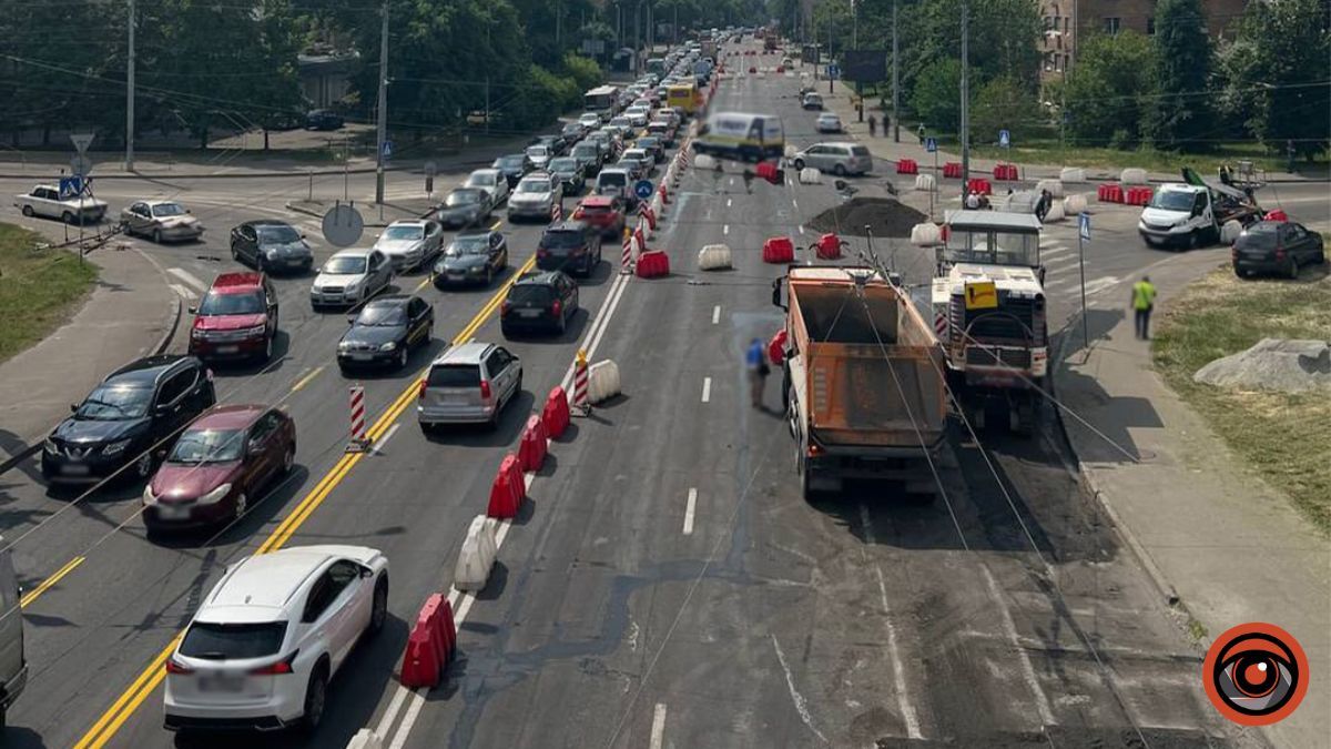У Києві через капітальний ремонт ускладнений рух вулицею Довженко: куди краще не їхати
