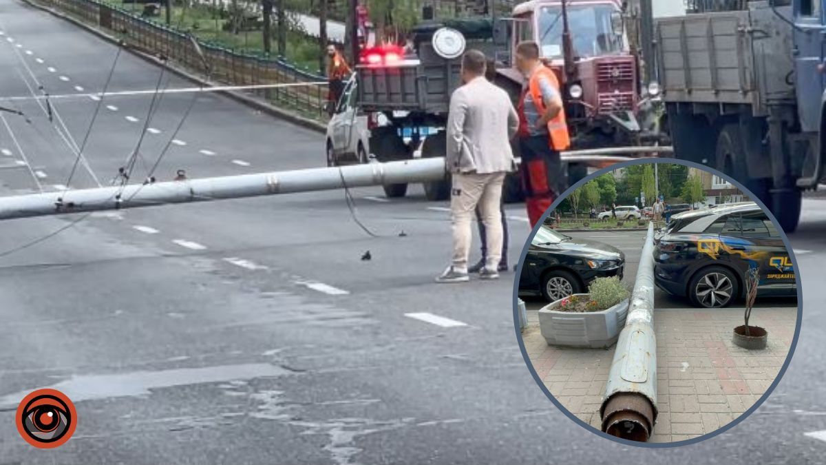 У Києві на бульварі Лесі Українки впала електроопора: рух перекритий