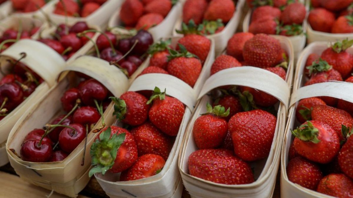 Де у Києві купити солодку полуницю та стиглу черешню: адреси