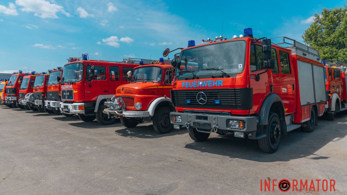 Компанія “АТБ” передала рятувальникам 18 пожежних машин