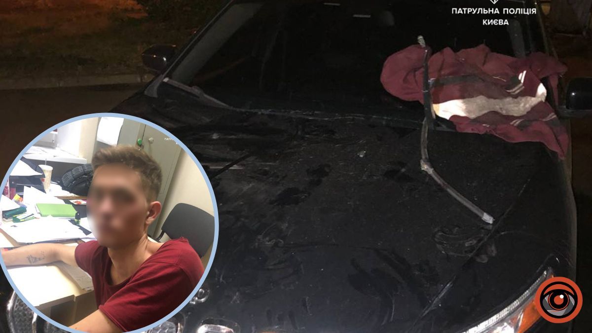 У Києві чоловік побив жінку з дитиною та заліз на дах автомобіля