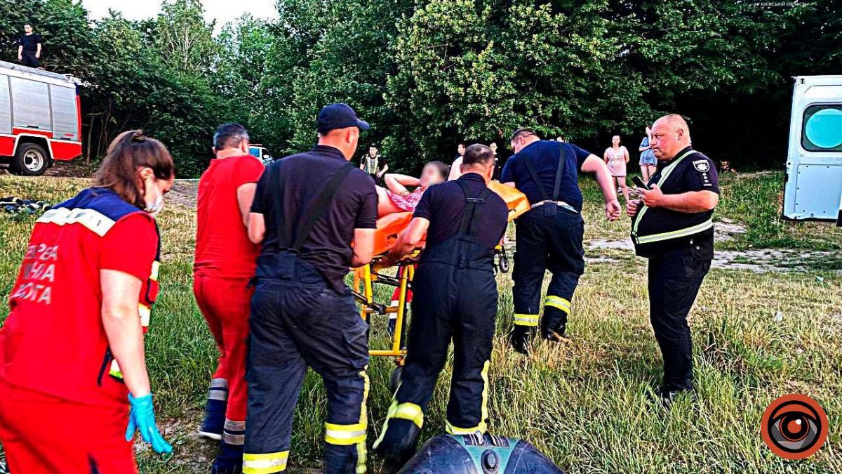 На Київщині дівчина впала до дамби: її витягували рятувальники