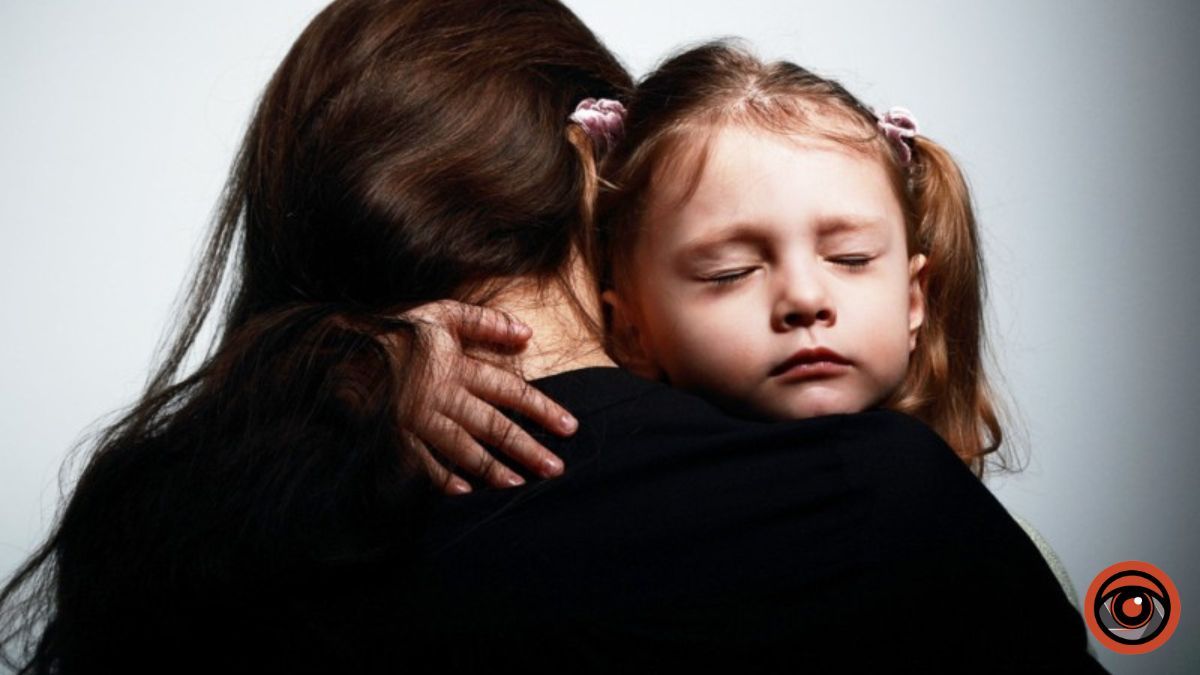 У Києві чоловік побив дружину: жінка втекла з дому з 2-річною дитиною на руках