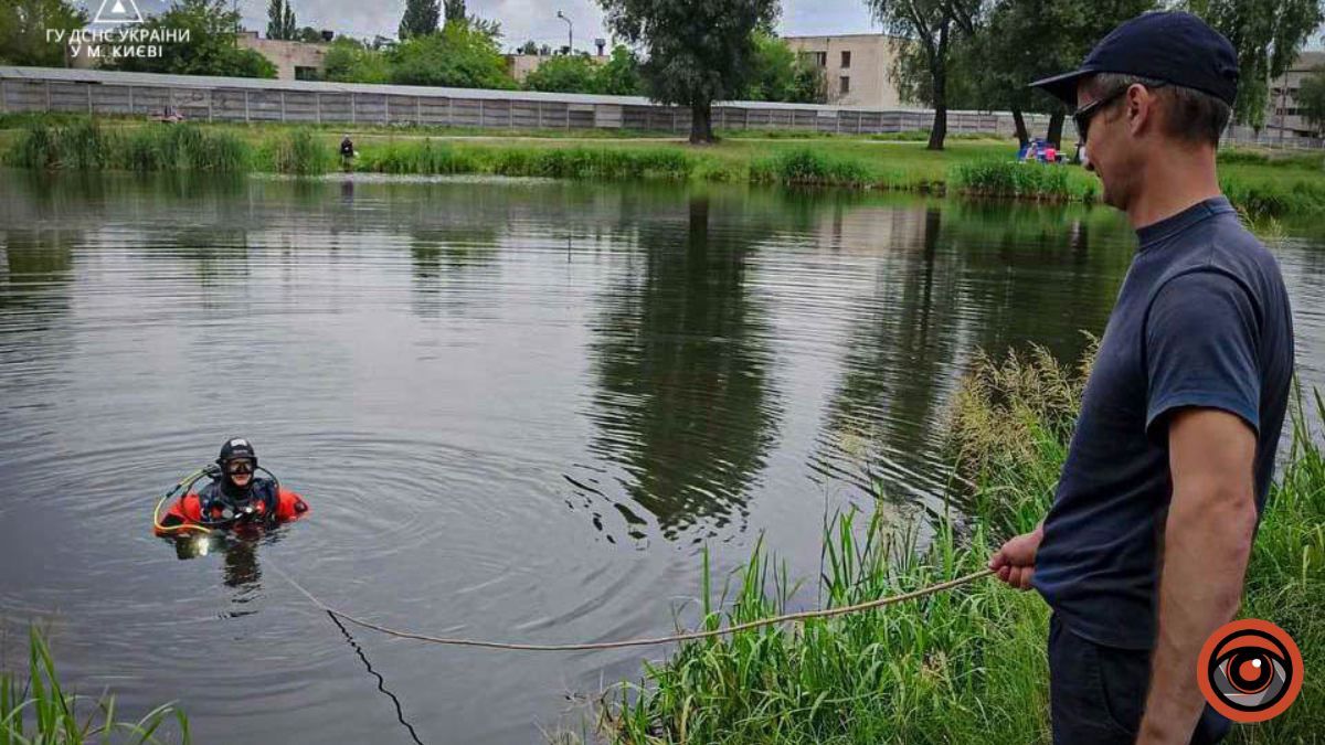 У Києві з озера дістали тіло чоловіка