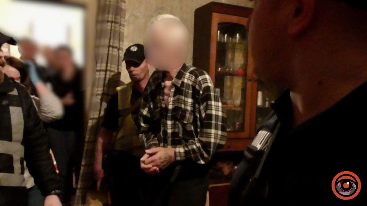 На Київщині чоловік зарізав жінку та викликав поліцію
