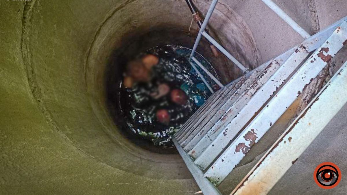 У Києві чоловік впав в 4-метровий колодязь