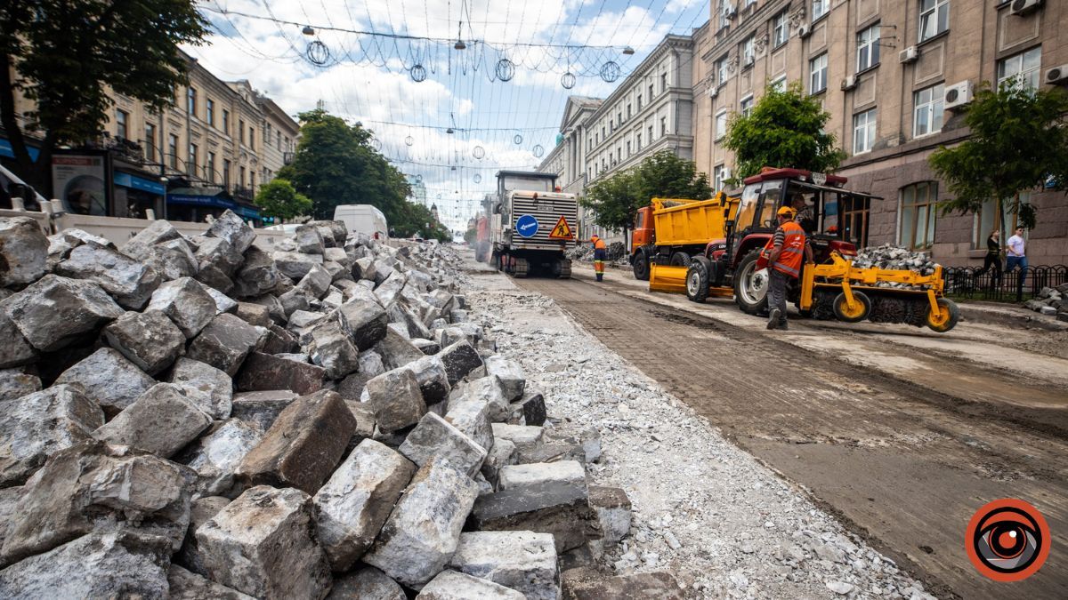 У Києві оновлюють бруківку на вулиці Богдана Хмельницького: як просувається ремонт