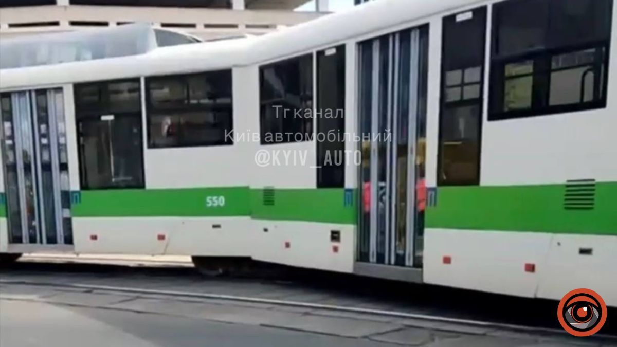 У Києві зійшов з рейок трамвай: на Жилянській ускладнений рух