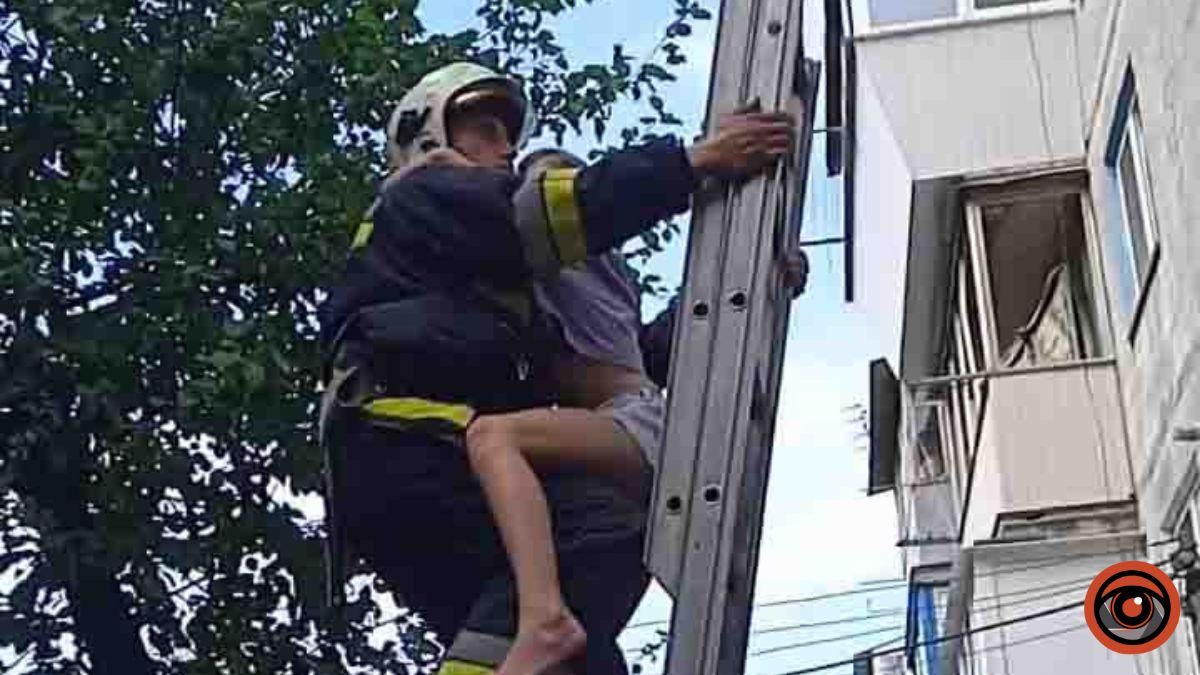 На Київщині з балкону палаючої квартири врятували 11-ти річну дівчинку