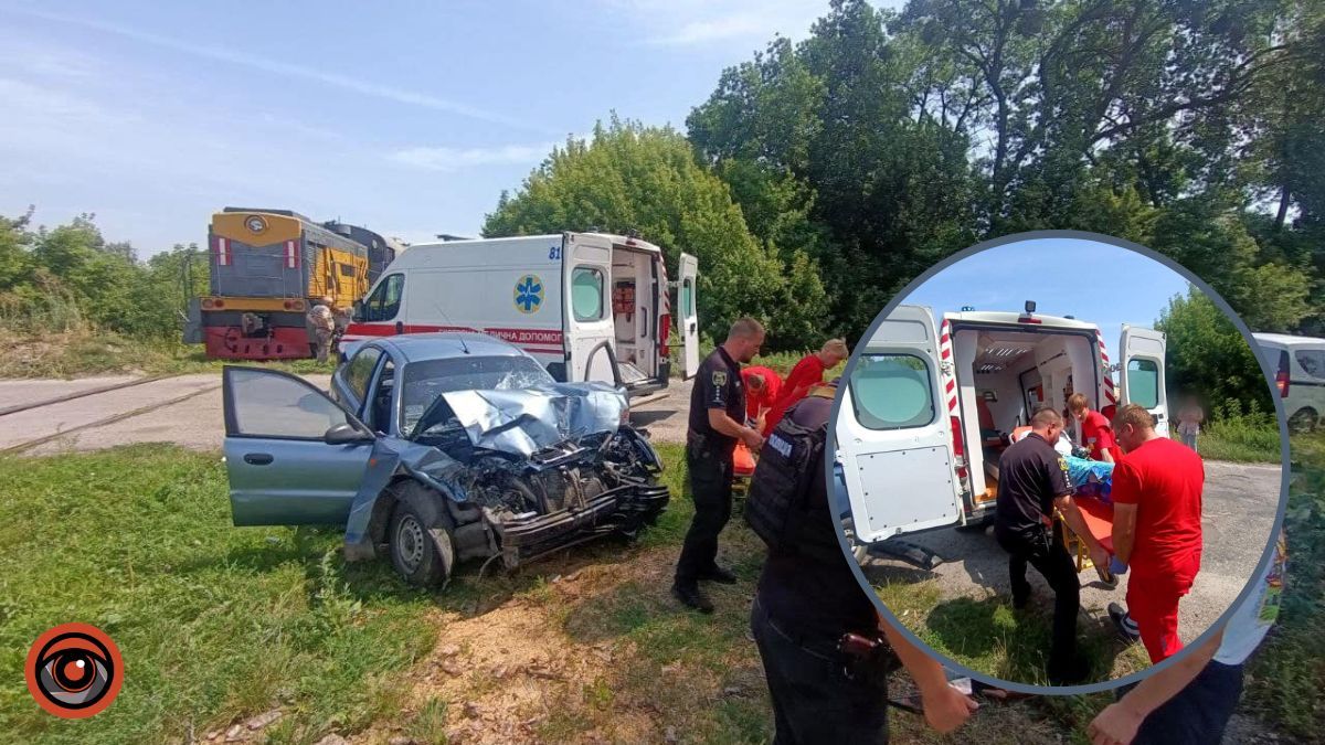 На Київщині Daewoo зіткнувся з локомотивом: постраждав водій