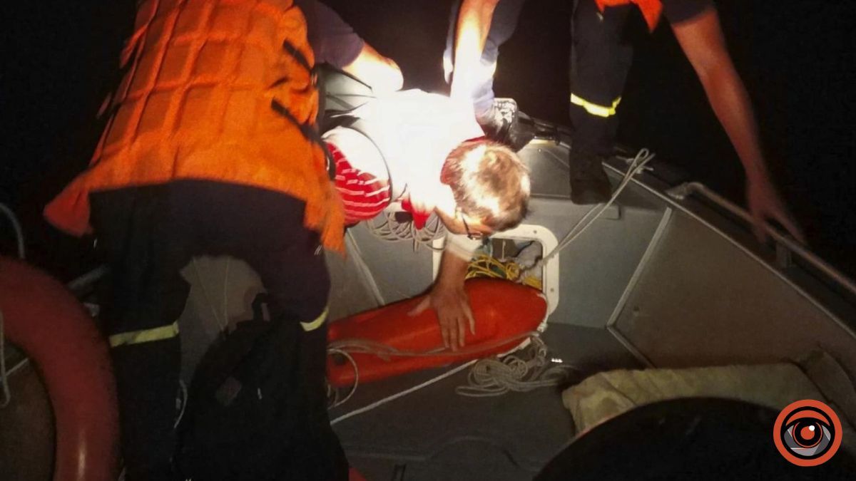 У Києві на Дніпрі врятували рибалку, який застряг на камені