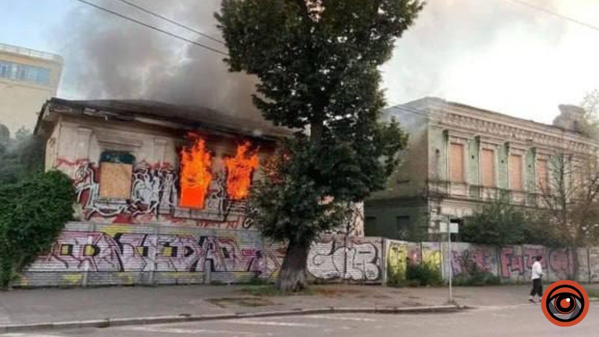 У Києві на Подолі горів будинок - пам'ятка архітектури: поліція розпочала кримінальну справу