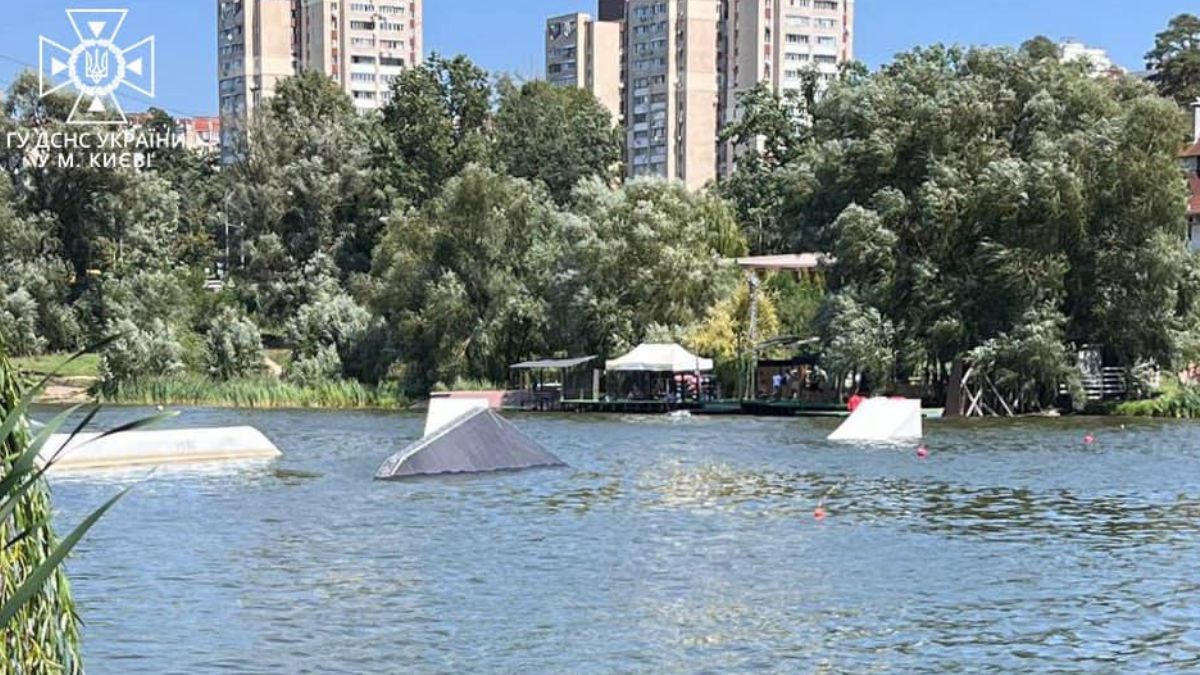 У Києві з озера в парку дістали тіло чоловіка