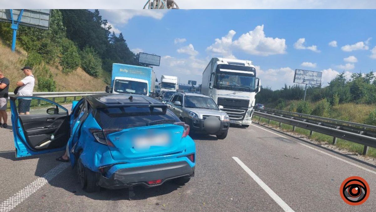 На трасі Київ — Чоп ДТП: де утворилились затори через ускладнення руху
