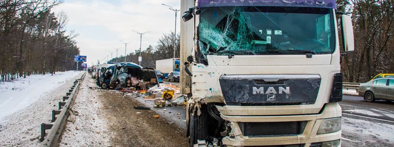 Смертельное ДТП на Бориспольской трассе: фура на еврономерах протаранила Газель