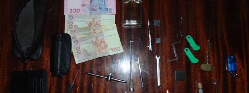 Трое иностранцев приехали в Киев на работу и попали за решетку