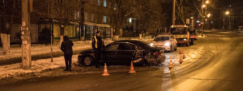 На улице Киквидзе Audi влетела в фонарный столб