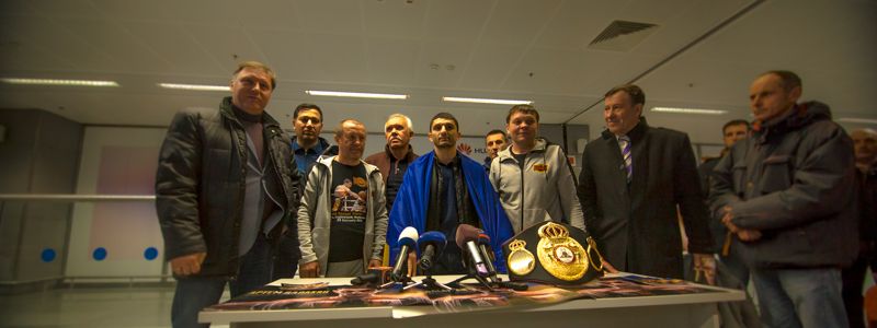 "Я ехал за победой и я привез пояс домой": в Киев вернулся боксер Далакян с титулом чемпиона мира