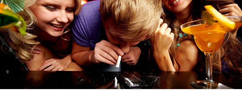 В Киеве предприимчивый парень устраивал в элитных квартирах вечеринки с наркотиками