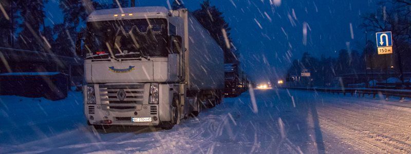 Под Киевом в снежный плен попали 300 фур: появились фотографии