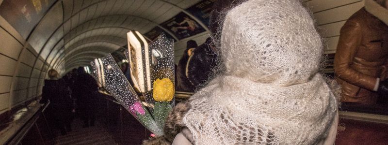 В метро Киева встретили первый день весны с оркестром и тюльпанами