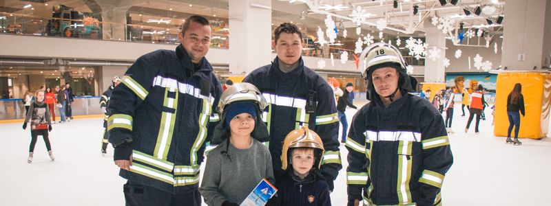 В Киеве спасатели на коньках поздравили женщин и рассказали, как не уйти под лед