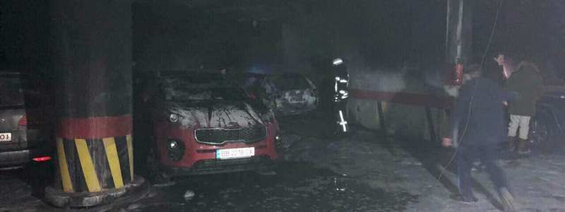 На Осокорках в паркинге сгорели пять авто