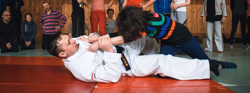 В Киеве девушек научили, как дать отпор насильнику